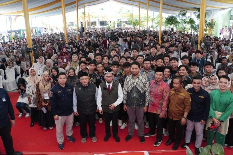 Ustadz Adi Hidayat Motivasi dan Nasehati Mahasiswa Baru UMRI