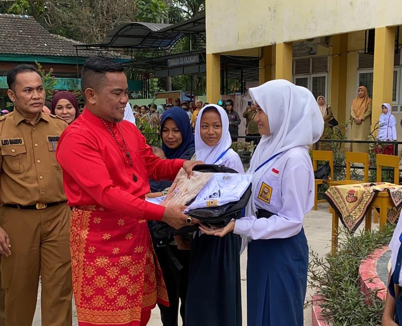 Bupati Serahkan Bantuan Seragam Sekolah untuk Anak Yatim dan Fakir Miskin di SMPN 1 Pangkalan Kerinci