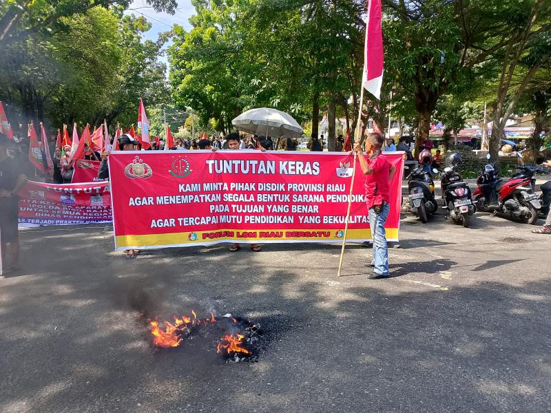 Ribuan Massa LSM Riau Bersatu Gelar Aksi di Kantor Gubernur dan Dinas Pendidikan Riau