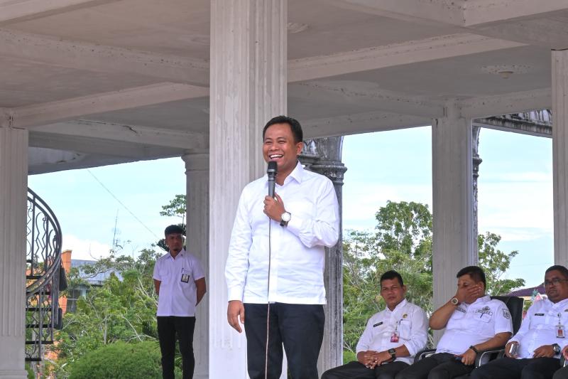 Hari Pertama Menjabat, Plt. Bupati Rohil Sulaiman Gelar Silaturahmi Dengan Petugas Kebersihan DLH