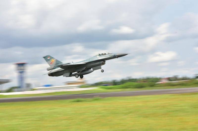 Tiga Pesawat Tempur F 16 Lanud Rsn Terbang ke Jakarta Siap Melaksanakan Misi Demo Udara HUT TNI ke-7