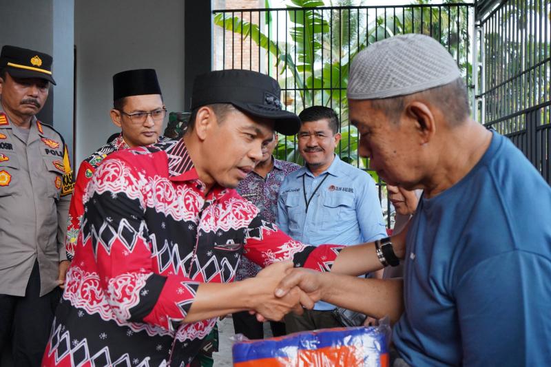 Pj Bupati Serahkan Bantuan Musibah Kebakaran di Desa Kotabaru Seberida