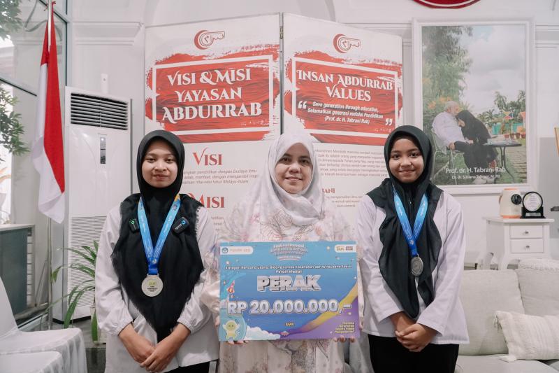 Siswa SMK Abdurrab Pekanbaru Raih Medali Perak di Lomba Karya Tulis Ilmiah FIKSI 2024