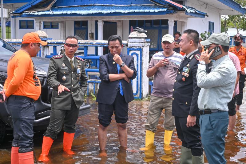 Intensitas Curah Hujan Tinggi, Plt. Bupati Rohil dan Forkopimda Tinjau Lokasi Terdampak Banjir 
