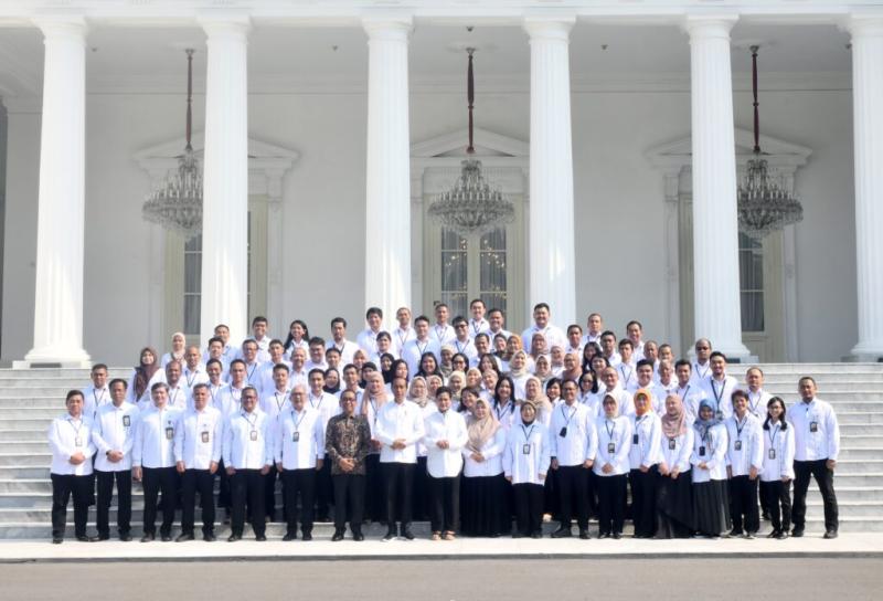 Jelang Purnatugas, Presiden Jokowi dan Ibu Iriana Pamitan dengan Keluarga Besar Istana