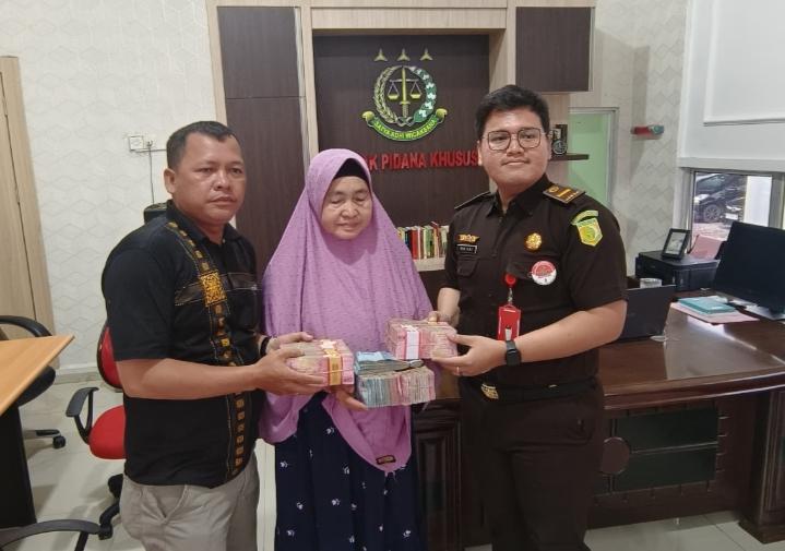 Terpidana Eks Penghulu Sungai Majo Kembalikan Kerugian Negara pada Kejari Rohil 