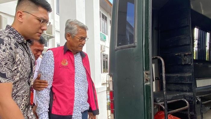 Dugaan Korupsi Pembangunan Hotel, Mantan Bupati Kuansing Sukarmis Dituntut 13,5 Tahun Penjara