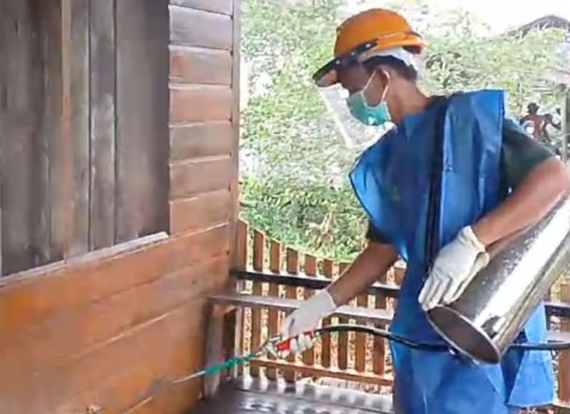Upaya Cegah Malaria di Desa Kuala Selat, Inhil, Petugas Lakukan Penyemprotan Insektisida 