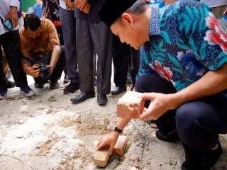 Pj Bupati Lakukan Peletakan Batu Pertama Pembangunan Asrama Ponpes Muhammadiah Kampa Boarding School