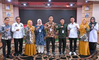Bupati Rohil Buka Pelatihan Packaging dan Pangkas Rambut