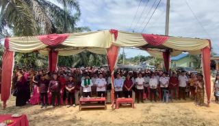 Bupati Zukri Resmikan Listrik PLN dan Puskesdes di Dusun IV Tapui Indah