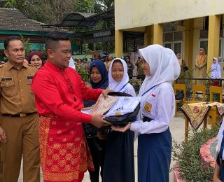 Bupati Serahkan Bantuan Seragam Sekolah untuk Anak Yatim dan Fakir Miskin di SMPN 1 Pangkalan Kerinci