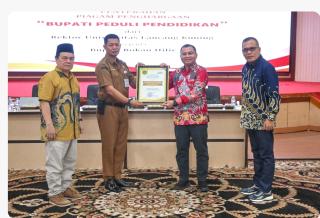 Bupati Rohil Terima Penghargaan Anugerah Peduli Pendidikan dari Unilak