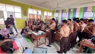 Dosen Prodi Fisioterapi Universitas Abdurrab Lakukan Pengabdian Masyarakat di SMAN 2 Kota Bangkinang