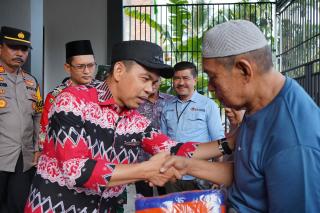Pj Bupati Serahkan Bantuan Musibah Kebakaran di Desa Kotabaru Seberida