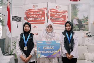 Siswa SMK Abdurrab Pekanbaru Raih Medali Perak di Lomba Karya Tulis Ilmiah FIKSI 2024