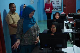 Penjabat Ketua TP PKK Indragiri Hilir Kartika Sari Erisman Tinjau PKBM Melati Indah di Sungai Bering