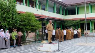 Pjs Bupati Roni Rakhmat Jadi Pembina Upacara di SMAN 1 Selatpanjang