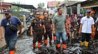 Wujud Peduli, Kejari Rohil bersama IAD Bagikan 50 Sembako ke Masyarakat Terdampak Banjir