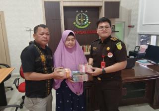 Terpidana Eks Penghulu Sungai Majo Kembalikan Kerugian Negara pada Kejari Rohil 