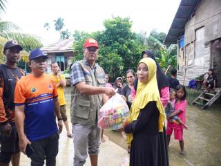 Terdampak Banjir, Pemkab Kampar Salurkan Bantuan Sembako dan Beras di Desa Silam