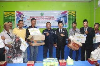 Pj Bupati Inhil Serahkan Bantuan Alat Tangkap Ikan
