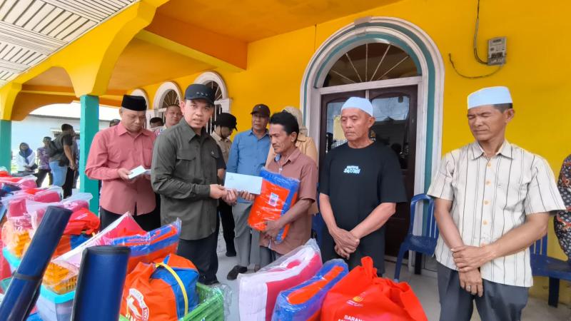 Pj Bupati H Erisman Yahya Serahkan Bantuan Korban Kebakaran di Desa Belantaraya