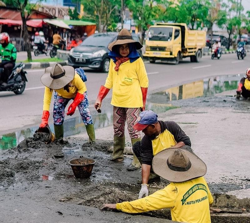 Kadis PUPR Pekanbaru Tegaskan jangan Membuang Sampah ke Drainase