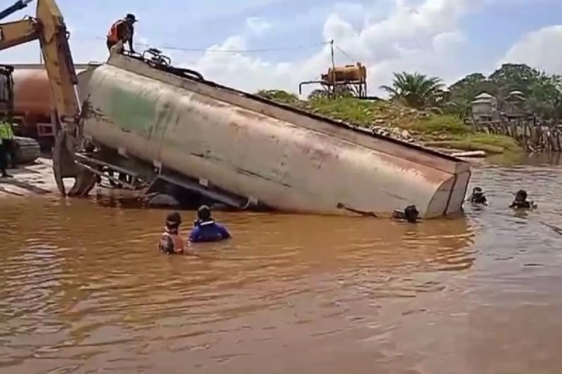 Truk CPO Terjun ke Sungai Kampar di Pelalawan, Sopir Tewas