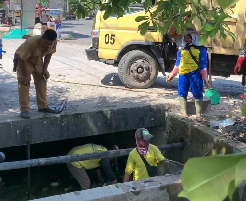 Cegah Banjir, Dinas PUPR Pekanbaru Lakukan Normalisasi Drainase di Sepanjang Jalan Jendral Sudirman