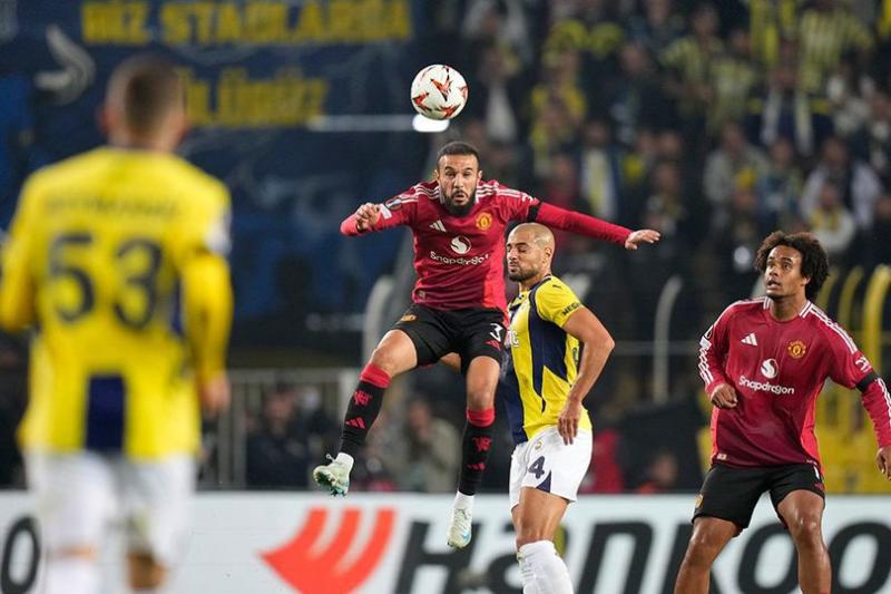 Fenerbahce Tahan Imbang Manchester United dengan Skor 1-1
