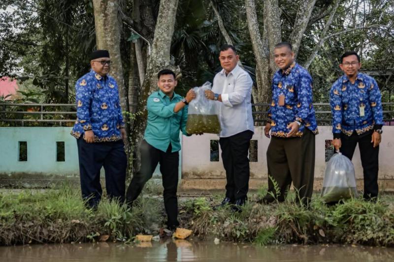 Pjs Walikota Dumai Tabur 8000 Benih Ikan untuk Restocking dan Ketahanan Pangan 