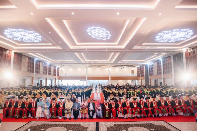 Universitas Abdurrab dan STEI Iqra Annisa Kukuhkan 577 Wisudawan