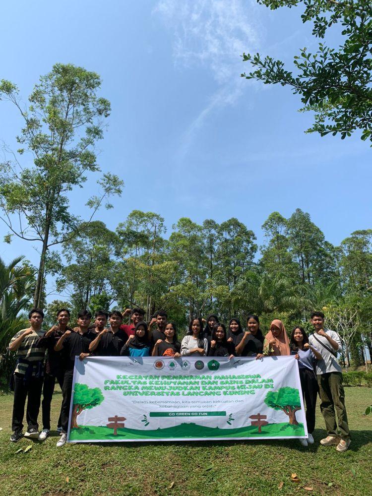 Wujudkan Kampus Hijau, Mahasiswa Fakultas Kehutanan dan Sains Tanam Pohon