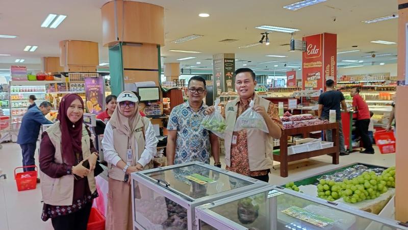 DKP Pekanbaru Gelar Pengawasan PSAT Anggur Shine Muscat di Swalayan