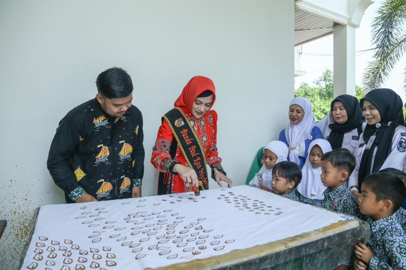 Pj Ketua TP PKK Pekanbaru Kenalkan Batik Pada Siswa TK se-Kota Pekanbaru di Gedung Dekranasda