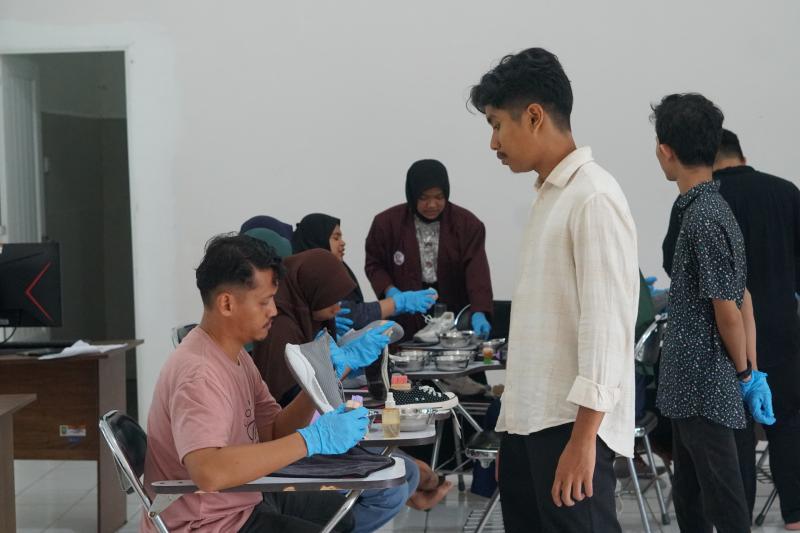 Univrab Gelar Pelatihan Inovasi Bisnis Cuci Sepatu Ramah Lingkungan