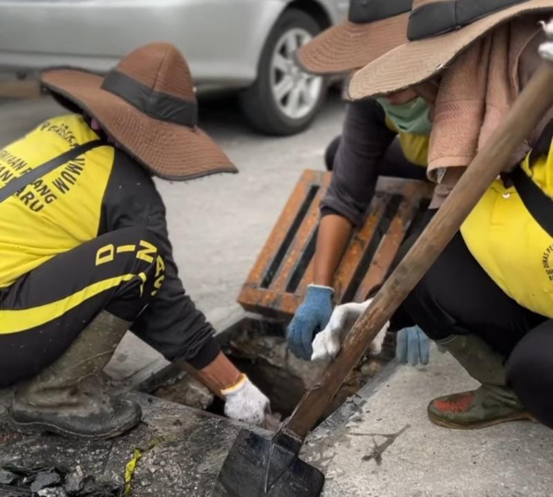 Tim Pasukan Kuning Dinas PUPR Pekanbaru Lakukan Pembersihan Drainase Jalan Pepaya
