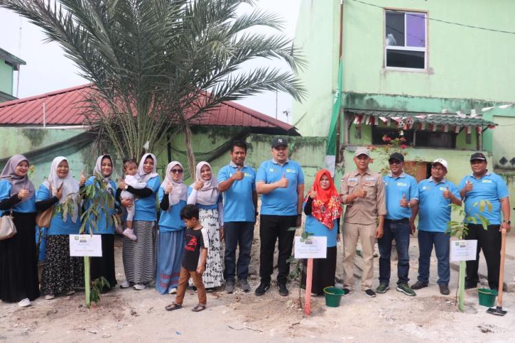 Plt Kepala DLHK Pekanbaru Dampingi Penanaman Pohon di Pesantren Nurul Huda Al Islami