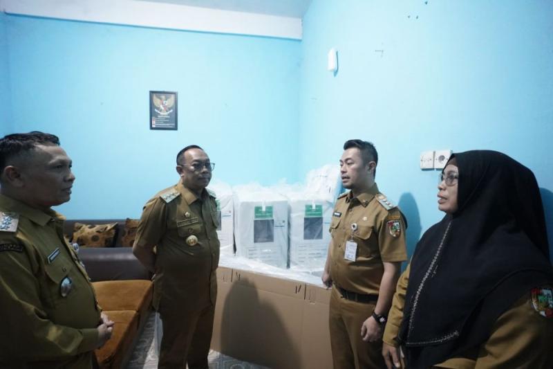 Pj Gubernur Riau Tinjau Pendistribusian Logistik Pilkada 2024 di Pekanbaru