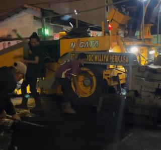 Dinas PUPR Pekanbaru Overlay Jalan Sakuntala pada Malam Hari