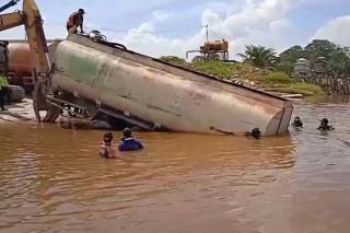 Truk CPO Terjun ke Sungai Kampar di Pelalawan, Sopir Tewas