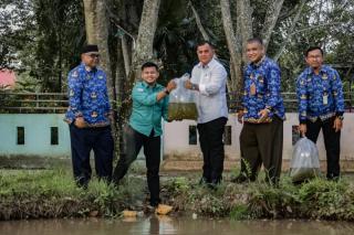 Pjs Walikota Dumai Tabur 8000 Benih Ikan untuk Restocking dan Ketahanan Pangan