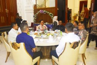 Pjs Bupati Bengkalis Jamu Pj Gubernur Riau dan Rombongan Makan Malam Bersama