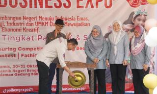 Mahasiswa Administrasi Bisnis Internasional Gelar Polbeng Business Expo 
