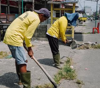 Dinas PUPR Pekanbaru Bersihkan Drainase di Jalan Nenas