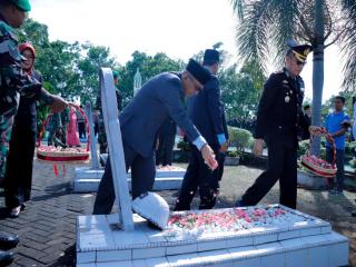 Forkopimda Kampar Ziarah dan Tabur Bunga di Makam Pahlawan Kusuma Eka Bakti Bangkinang