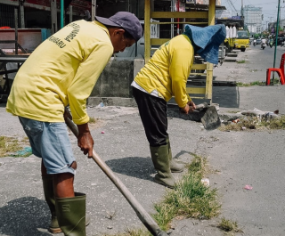 Dinas PUPR Pekanbaru Bersihkan Drainase di Jalan Nenas