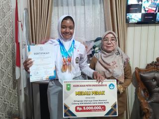 Siswi SMAN 9 Pekanbaru, Ageng Aulia Putri, Raih Empat Medali di Ajang Renang