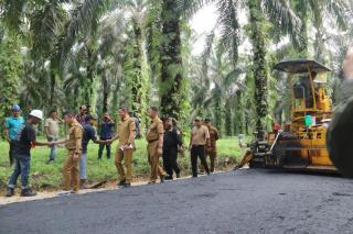 Kepala Dinas PUPR Pekanbaru Dampingi Pj Wako Tinjau Pembangunan Jalan Baru di Rumbai Barat